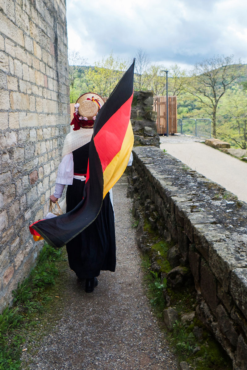 hambacher schloss hambacher fest inszenierte fuehrung neustadt weinstraße wiege demokratie